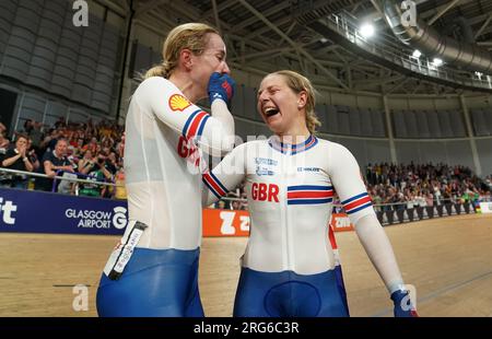 Les Britanniques Elinor Barker (à gauche) et Neah Evans célèbrent la médaille d'or au Madison élite féminine lors de la cinquième journée des Championnats du monde de cyclisme UCI 2023 au Sir Chris Hoy Velodrome, Glasgow. Date de la photo : lundi 7 août 2023. Banque D'Images