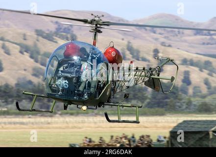 Un hélicoptère Bell 47G de la Royal New Zealand Air Force en vol, Nouvelle-Zélande. Banque D'Images