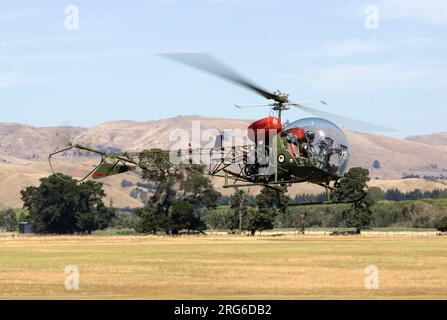 Un hélicoptère Bell 47G de la Royal New Zealand Air Force en vol, Nouvelle-Zélande. Banque D'Images