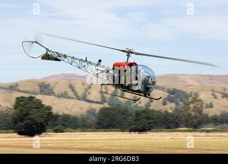 Un hélicoptère Bell 47G de la Royal New Zealand Air Force en vol, Nouvelle-Zélande. Banque D'Images