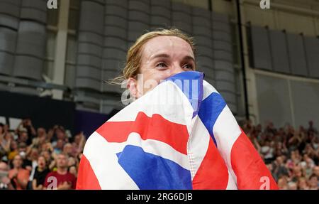 Elinor Barker, de Grande-Bretagne, célèbre la médaille d'or remportée dans l'élite féminine de Madison lors de la cinquième journée des Championnats du monde de cyclisme UCI 2023 au Sir Chris Hoy Vélodrome, Glasgow. Date de la photo : lundi 7 août 2023. Banque D'Images