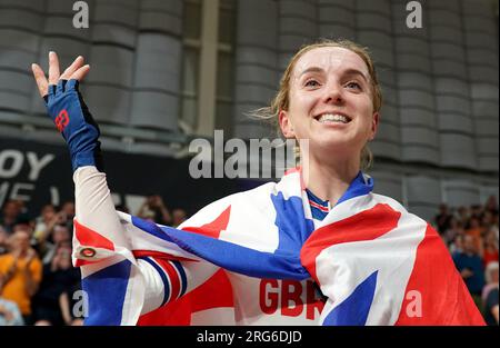 Elinor Barker, de Grande-Bretagne, célèbre la médaille d'or remportée dans l'élite féminine de Madison lors de la cinquième journée des Championnats du monde de cyclisme UCI 2023 au Sir Chris Hoy Vélodrome, Glasgow. Date de la photo : lundi 7 août 2023. Banque D'Images