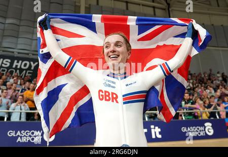 Elinor Barker, de Grande-Bretagne, célèbre la médaille d'or remportée dans l'élite féminine de Madison lors de la cinquième journée des Championnats du monde de cyclisme UCI 2023 au Sir Chris Hoy Vélodrome, Glasgow. Date de la photo : lundi 7 août 2023. Banque D'Images