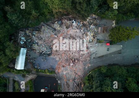 Himley Road, Himley, 7 août 2023 : la Crooked House, surnommée le Wonkiest Pub en Grande-Bretagne, a été démolie. Les bulldozers ont emménagé vers 2 heures lundi après-midi et ont démoli le bâtiment. - Les restes brûlés du pub Crooked House qui a été incendié vers 10 heures samedi soir. - Les West Midlands et le Staffordshire Fire and Rescue Service ont été appelés à 10h samedi soir après que la Crooked House a été incendiée. L'ancien boozer était situé à Himley (Staffordshire) près de la ville de Dudley. Le Blaze a déchiré le pub wonky du 18e siècle qui avait été commercé pendant 192 ans Banque D'Images