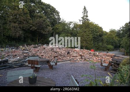 Himley Road, Himley, 7 août 2023 : la Crooked House, surnommée le Wonkiest Pub en Grande-Bretagne, a été démolie. Les bulldozers ont emménagé vers 2 heures lundi après-midi et ont démoli le bâtiment. - Les restes brûlés du pub Crooked House qui a été incendié vers 10 heures samedi soir. - Les West Midlands et le Staffordshire Fire and Rescue Service ont été appelés à 10h samedi soir après que la Crooked House a été incendiée. L'ancien boozer était situé à Himley (Staffordshire) près de la ville de Dudley. Le Blaze a déchiré le pub wonky du 18e siècle qui avait été commercé pendant 192 ans Banque D'Images