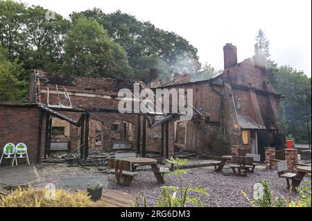 Himley Road, Himley, 6 août 2023 : le bâtiment après l'incendie dimanche avant d'être démoli. Les restes brûlés du pub Crooked House qui a été incendié vers 10 heures samedi soir. - Les West Midlands et le Staffordshire Fire and Rescue Service ont été appelés à 10h samedi soir après que la Crooked House a été incendiée. L'ancien boozer était situé à Himley (Staffordshire) près de la ville de Dudley. Le Blaze a déchiré le pub wonky du 18e siècle qui avait fait du commerce pendant 192 ans jusqu'à ce qu'il ferme en juillet. Le bâtiment se vantait d'un effet penchant unique qui a causé plusieurs opt Banque D'Images