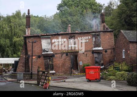 Himley Road, Himley, 6 août 2023 : le bâtiment après l'incendie dimanche avant d'être démoli. Les restes brûlés du pub Crooked House qui a été incendié vers 10 heures samedi soir. - Les West Midlands et le Staffordshire Fire and Rescue Service ont été appelés à 10h samedi soir après que la Crooked House a été incendiée. L'ancien boozer était situé à Himley (Staffordshire) près de la ville de Dudley. Le Blaze a déchiré le pub wonky du 18e siècle qui avait fait du commerce pendant 192 ans jusqu'à ce qu'il ferme en juillet. Le bâtiment se vantait d'un effet penchant unique qui a causé plusieurs opt Banque D'Images