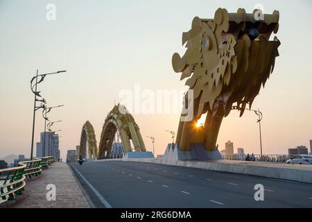 Le coucher du soleil à travers le célèbre Pont Dragon dans la ville de Danang (Vietnam). Banque D'Images