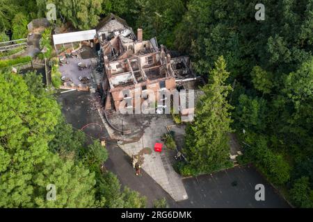 Himley Road, Himley, 6 août 2023 : le bâtiment après l'incendie dimanche avant d'être démoli. Les restes brûlés du pub Crooked House qui a été incendié vers 10 heures samedi soir. - Les West Midlands et le Staffordshire Fire and Rescue Service ont été appelés à 10h samedi soir après que la Crooked House a été incendiée. L'ancien boozer était situé à Himley (Staffordshire) près de la ville de Dudley. Le Blaze a déchiré le pub wonky du 18e siècle qui avait fait du commerce pendant 192 ans jusqu'à ce qu'il ferme en juillet. Le bâtiment se vantait d'un effet penchant unique qui a causé plusieurs opt Banque D'Images