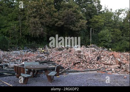 Himley Road, Himley, 7 août 2023 : la Crooked House, surnommée le Wonkiest Pub en Grande-Bretagne, a été démolie. Les bulldozers ont emménagé vers 2 heures lundi après-midi et ont démoli le bâtiment. - Les restes brûlés du pub Crooked House qui a été incendié vers 10 heures samedi soir. - Les West Midlands et le Staffordshire Fire and Rescue Service ont été appelés à 10h samedi soir après que la Crooked House a été incendiée. L'ancien boozer était situé à Himley (Staffordshire) près de la ville de Dudley. Le Blaze a déchiré le pub wonky du 18e siècle qui avait été commercé pendant 192 ans Banque D'Images