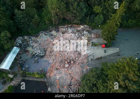 Himley Road, Himley, 7 août 2023 : la Crooked House, surnommée le Wonkiest Pub en Grande-Bretagne, a été démolie. Les bulldozers ont emménagé vers 2 heures lundi après-midi et ont démoli le bâtiment. - Les restes brûlés du pub Crooked House qui a été incendié vers 10 heures samedi soir. - Les West Midlands et le Staffordshire Fire and Rescue Service ont été appelés à 10h samedi soir après que la Crooked House a été incendiée. L'ancien boozer était situé à Himley (Staffordshire) près de la ville de Dudley. Le Blaze a déchiré le pub wonky du 18e siècle qui avait été commercé pendant 192 ans Banque D'Images