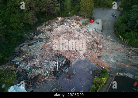 Himley Road, Himley, 7 août 2023 : la Crooked House, surnommée le Wonkiest Pub en Grande-Bretagne, a été démolie. Les bulldozers ont emménagé vers 2 heures lundi après-midi et ont démoli le bâtiment. - Les restes brûlés du pub Crooked House qui a été incendié vers 10 heures samedi soir. - Les West Midlands et le Staffordshire Fire and Rescue Service ont été appelés à 10h samedi soir après que la Crooked House a été incendiée. L'ancien boozer était situé à Himley (Staffordshire) près de la ville de Dudley. Le Blaze a déchiré le pub wonky du 18e siècle qui avait été commercé pendant 192 ans Banque D'Images