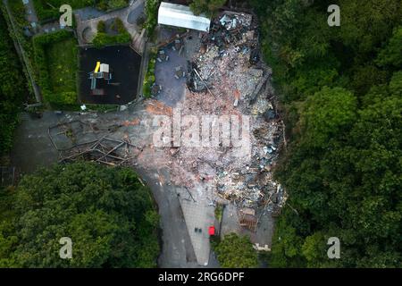 Himley Road, Himley, 7 août 2023 : la Crooked House, surnommée le Wonkiest Pub en Grande-Bretagne, a été démolie. Les bulldozers ont emménagé vers 2 heures lundi après-midi et ont démoli le bâtiment. - Les restes brûlés du pub Crooked House qui a été incendié vers 10 heures samedi soir. - Les West Midlands et le Staffordshire Fire and Rescue Service ont été appelés à 10h samedi soir après que la Crooked House a été incendiée. L'ancien boozer était situé à Himley (Staffordshire) près de la ville de Dudley. Le Blaze a déchiré le pub wonky du 18e siècle qui avait été commercé pendant 192 ans Banque D'Images