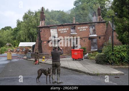 Himley Road, Himley, 6 août 2023 : le bâtiment après l'incendie dimanche avant d'être démoli. Les restes brûlés du pub Crooked House qui a été incendié vers 10 heures samedi soir. - Les West Midlands et le Staffordshire Fire and Rescue Service ont été appelés à 10h samedi soir après que la Crooked House a été incendiée. L'ancien boozer était situé à Himley (Staffordshire) près de la ville de Dudley. Le Blaze a déchiré le pub wonky du 18e siècle qui avait fait du commerce pendant 192 ans jusqu'à ce qu'il ferme en juillet. Le bâtiment se vantait d'un effet penchant unique qui a causé plusieurs opt Banque D'Images