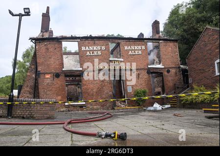 Himley Road, Himley, 6 août 2023 : le bâtiment après l'incendie dimanche avant d'être démoli. Les restes brûlés du pub Crooked House qui a été incendié vers 10 heures samedi soir. - Les West Midlands et le Staffordshire Fire and Rescue Service ont été appelés à 10h samedi soir après que la Crooked House a été incendiée. L'ancien boozer était situé à Himley (Staffordshire) près de la ville de Dudley. Le Blaze a déchiré le pub wonky du 18e siècle qui avait fait du commerce pendant 192 ans jusqu'à ce qu'il ferme en juillet. Le bâtiment se vantait d'un effet penchant unique qui a causé plusieurs opt Banque D'Images