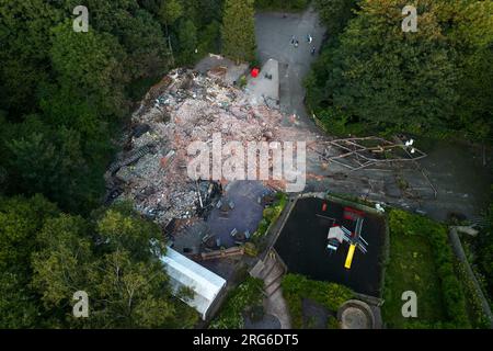 Himley Road, Himley, 7 août 2023 : la Crooked House, surnommée le Wonkiest Pub en Grande-Bretagne, a été démolie. Les bulldozers ont emménagé vers 2 heures lundi après-midi et ont démoli le bâtiment. - Les restes brûlés du pub Crooked House qui a été incendié vers 10 heures samedi soir. - Les West Midlands et le Staffordshire Fire and Rescue Service ont été appelés à 10h samedi soir après que la Crooked House a été incendiée. L'ancien boozer était situé à Himley (Staffordshire) près de la ville de Dudley. Le Blaze a déchiré le pub wonky du 18e siècle qui avait été commercé pendant 192 ans Banque D'Images