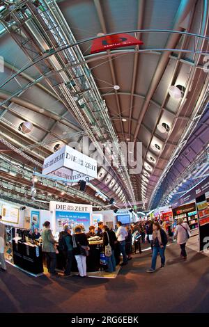 FRANCFORT, ALLEMAGNE - 10 OCTOBRE : journée publique pour le salon du livre de Francfort, visiteurs à l'intérieur du hall sur 10 octobre 2010 à Francfort, Allemagne. Banque D'Images