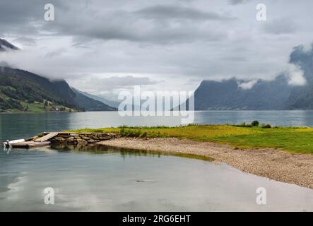 Lustrafjorden fjord et montagne paysage nuageux d'été, la Norvège. Panorama. Banque D'Images