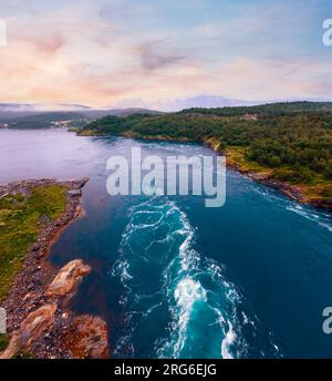 Paysage de nuit d'été de fjord avec l'eau qui coule. Vue depuis le pont (Norvège). Banque D'Images