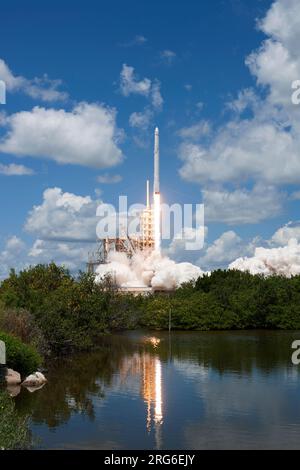 Le lanceur Falcon 9 décolle du Kennedy Space Center à Cape Canaveral, en Floride. Banque D'Images