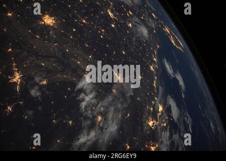 Lumières de la ville de Little Rock, Memphis, Jackson, la Nouvelle-Orléans, Birmingham, Miami, et de nombreux endroits entre les deux. Banque D'Images