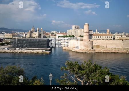 Vue de l'autre côté de la baie jusqu'au fort Saint Jean et Musée Mucem à Marseille France Banque D'Images