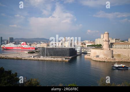 Vue sur le port avec Mucem et Corsican Passenger Ferry à Marseille France Banque D'Images