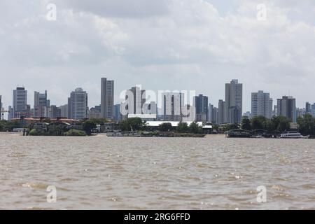 Belem, Brésil. 07 août 2023. Vue de la ville de Belem sur les rives de la rivière Guama depuis l'île amazonienne de Combu. Les chefs d’État et de gouvernement des pays amazoniens d’Amérique du Sud se réunissent mardi à Belém, au Brésil, pour discuter de la protection de la forêt tropicale. Crédit : Filipe Bispo Vale/dpa/Alamy Live News Banque D'Images