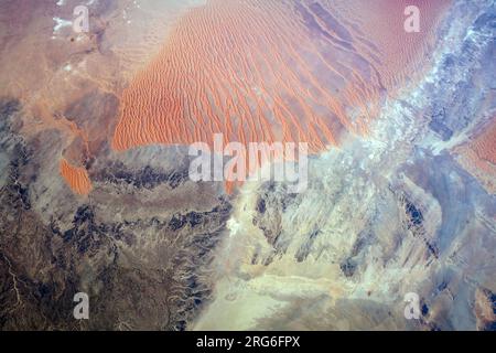 Vue depuis l'espace d'une partie du désert du Sahara en Algérie, Afrique du Nord. Banque D'Images