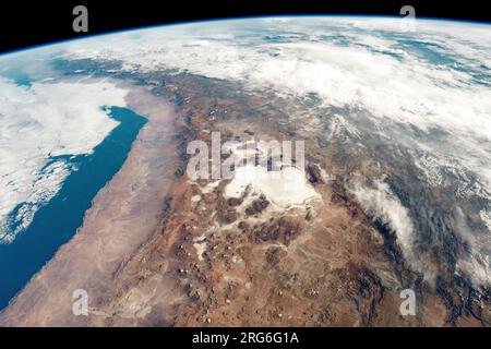 Vue de l'espace montrant le désert d'Atacama et les nombreuses plaines salines dans les montagnes des Andes. Banque D'Images