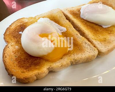 Deux œufs pochés sur toast Banque D'Images