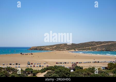 La plage de Prasonisi à Rhodes est célèbre pour ses vents dominants constants et est populaire auprès des surfeurs à vent et cerf-volant. Un côté de la plage de sable est l'AE Banque D'Images