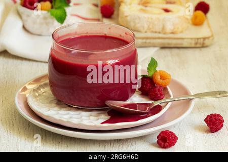 Caillé de framboise, framboises et meringue roulez sur un fond clair. Style rustique. Banque D'Images