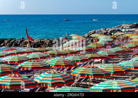 Parasols sur une plage italienne à Monterosso Banque D'Images