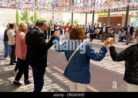 Figueres, Espagne, le 14 mai 2023 : des personnes non identifiées exécutent une danse de la sardane dans la rue de Figares, en Catalogne. Banque D'Images