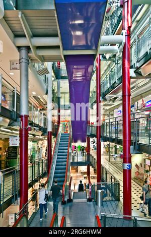 FRANCFORT, ALLEMAGNE - 21 AOÛT : à l'intérieur de la Zeilgalerie le 21,2010 août à Francfort, Allemagne. La Zeilgalerie a ouvert ses portes en 1992 et était dirigée par Juer Banque D'Images