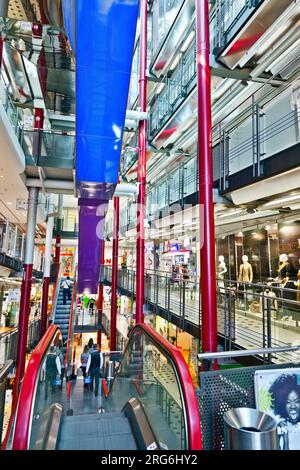 FRANCFORT, ALLEMAGNE - 21 AOÛT : à l'intérieur de la Zeilgalerie le 21,2010 août à Francfort, Allemagne. La Zeilgalerie a ouvert ses portes en 1992 et était dirigée par Juer Banque D'Images