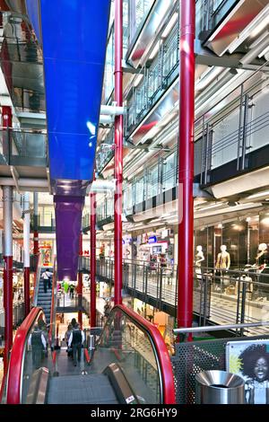 FRANCFORT, ALLEMAGNE - 21 AOÛT : à l'intérieur de la Zeilgalerie le 21,2010 août à Francfort, Allemagne. La Zeilgalerie a ouvert ses portes en 1992 et était dirigée par Juer Banque D'Images