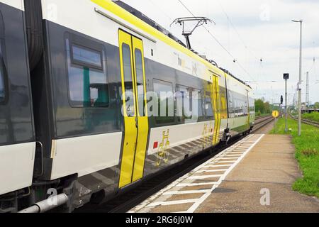 Schuttern, Allemagne, le 29 avril 2023 : un train électrique quitte la gare après l'embarquement des passagers. Banque D'Images