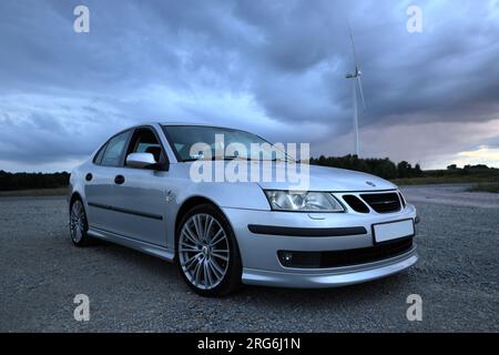 Argent Saab 9-3 Aero 2003 sur le fond de beau ciel. Wielowieś Pologne - août 20 2021 Banque D'Images