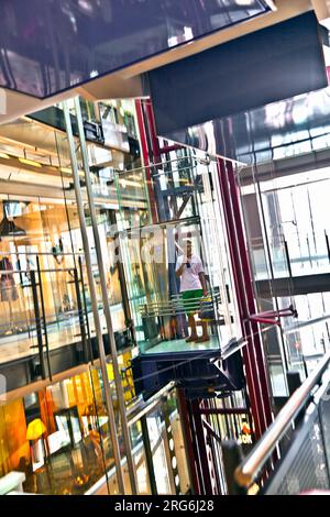 FRANCFORT, ALLEMAGNE - 21 AOÛT : à l'intérieur de la Zeilgalerie le 21,2010 août à Francfort, Allemagne. La Zeilgalerie a ouvert ses portes en 1992 et était dirigée par Juer Banque D'Images