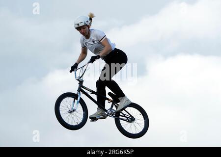 L'allemande Kim Lea Muller participe à la finale élite féminine de BMX Freestyle lors de la cinquième journée des Championnats du monde de cyclisme UCI 2023 au Glasgow Green, Glasgow. Date de la photo : lundi 7 août 2023. Banque D'Images