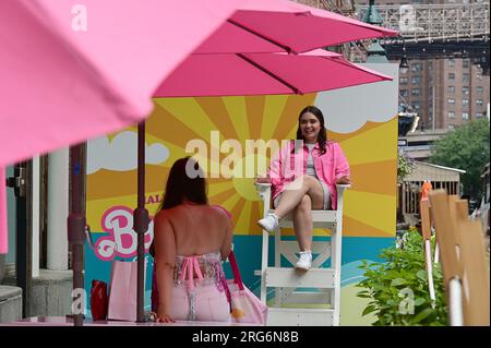 New York, États-Unis. 07 août 2023. Les gens prennent des photos à l'extérieur du Malibu Barbie Cafe à New York, NY, le 7 août 2023. Le film récemment sorti "Barbie", réalisé par Greta Gerwig, a atteint 1 milliards de dollars en ventes de billets au box-office, car «l'effet Barbie» a des entreprises commerciales capitalisant sur la culture de poupée de jouet Mattel et le succès du cinéma. (Photo Anthony Behar/Sipa USA) crédit : SIPA USA/Alamy Live News Banque D'Images