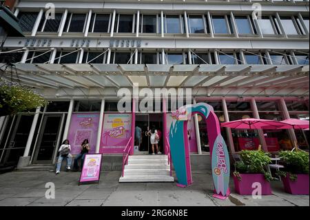 New York, États-Unis. 07 août 2023. Vue du Malibu Barbie Cafe à New York, NY, le 7 août 2023. Le film récemment sorti "Barbie", réalisé par Greta Gerwig, a atteint 1 milliards de dollars en ventes de billets au box-office, car «l'effet Barbie» a des entreprises commerciales capitalisant sur la culture de poupée de jouet Mattel et le succès du cinéma. (Photo Anthony Behar/Sipa USA) crédit : SIPA USA/Alamy Live News Banque D'Images