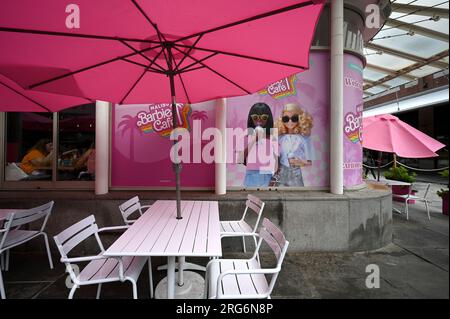 New York, États-Unis. 07 août 2023. Vue du Malibu Barbie Cafe à New York, NY, le 7 août 2023. Le film récemment sorti "Barbie", réalisé par Greta Gerwig, a atteint 1 milliards de dollars en ventes de billets au box-office, car «l'effet Barbie» a des entreprises commerciales capitalisant sur la culture de poupée de jouet Mattel et le succès du cinéma. (Photo Anthony Behar/Sipa USA) crédit : SIPA USA/Alamy Live News Banque D'Images