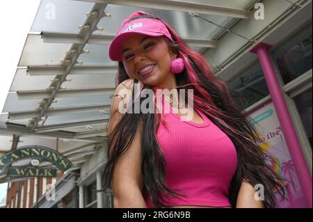 New York, États-Unis. 07 août 2023. Samantha MacLachlan, fan de Barbie de longue date, pose devant le Malibu Barbie Cafe à New York, NY, le 7 août 2023. Le film récemment sorti "Barbie", réalisé par Greta Gerwig, a atteint 1 milliards de dollars en ventes de billets au box-office, car «l'effet Barbie» a des entreprises commerciales capitalisant sur la culture de poupée de jouet Mattel et le succès du cinéma. (Photo Anthony Behar/Sipa USA) crédit : SIPA USA/Alamy Live News Banque D'Images