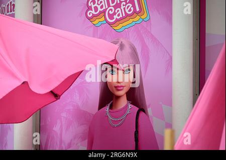 New York, États-Unis. 07 août 2023. Vue du Malibu Barbie Cafe à New York, NY, le 7 août 2023. Le film récemment sorti "Barbie", réalisé par Greta Gerwig, a atteint 1 milliards de dollars en ventes de billets au box-office, car «l'effet Barbie» a des entreprises commerciales capitalisant sur la culture de poupée de jouet Mattel et le succès du cinéma. (Photo Anthony Behar/Sipa USA) crédit : SIPA USA/Alamy Live News Banque D'Images