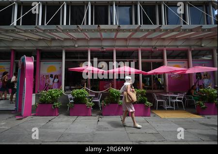 New York, États-Unis. 07 août 2023. Vue du Malibu Barbie Cafe à New York, NY, le 7 août 2023. Le film récemment sorti "Barbie", réalisé par Greta Gerwig, a atteint 1 milliards de dollars en ventes de billets au box-office, car «l'effet Barbie» a des entreprises commerciales capitalisant sur la culture de poupée de jouet Mattel et le succès du cinéma. (Photo Anthony Behar/Sipa USA) crédit : SIPA USA/Alamy Live News Banque D'Images