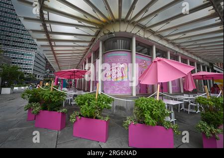 New York, États-Unis. 07 août 2023. Vue du Malibu Barbie Cafe à New York, NY, le 7 août 2023. Le film récemment sorti "Barbie", réalisé par Greta Gerwig, a atteint 1 milliards de dollars en ventes de billets au box-office, car «l'effet Barbie» a des entreprises commerciales capitalisant sur la culture de poupée de jouet Mattel et le succès du cinéma. (Photo Anthony Behar/Sipa USA) crédit : SIPA USA/Alamy Live News Banque D'Images