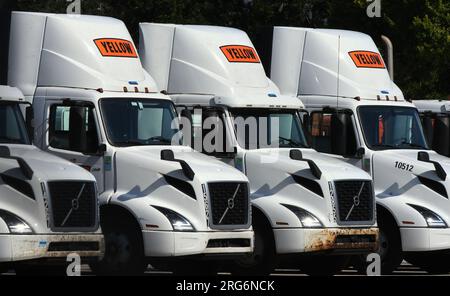 Orlando, États-Unis. 07 août 2023. Des camions jaunes Corp. sont vus dans un terminal à Orlando, en Floride. La société de camionnage a déposé une demande de protection en vertu du chapitre 11 sur la faillite le 6 août 2023, trois ans après que Yellow ait reçu du gouvernement fédéral 700 millions de dollars en prêts pandémiques. La fermeture subséquente de l'entreprise coûtera 30 000 emplois. Crédit : SOPA Images Limited/Alamy Live News Banque D'Images